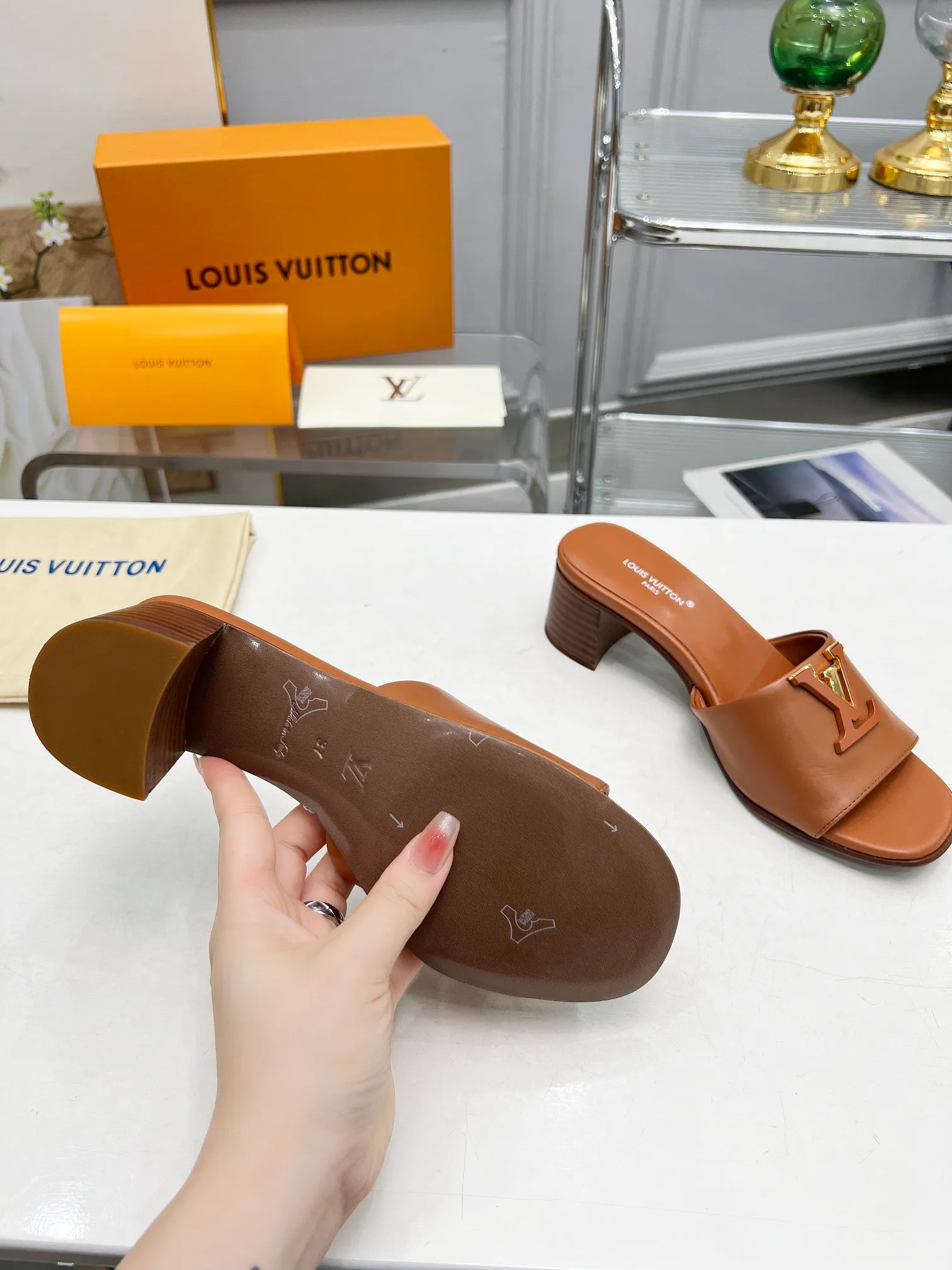 👟👟Ex-factory price 460👟👟Louis Vuitton/Louis Vuitton women's new sandals LV SUNSET COMFORT flat sandals are made of exquisite cowhide and sheepskin lining, the uppers show handicrafts, and are matched with genuine leather soles*@wearing experience. LV logo hardware buckle on upper, size 35-42